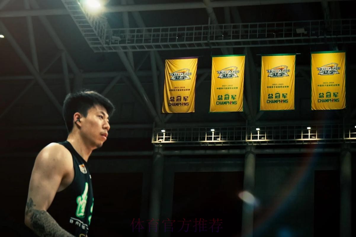 张镇麟反击妙传 刘铮上篮轻松拿下两分